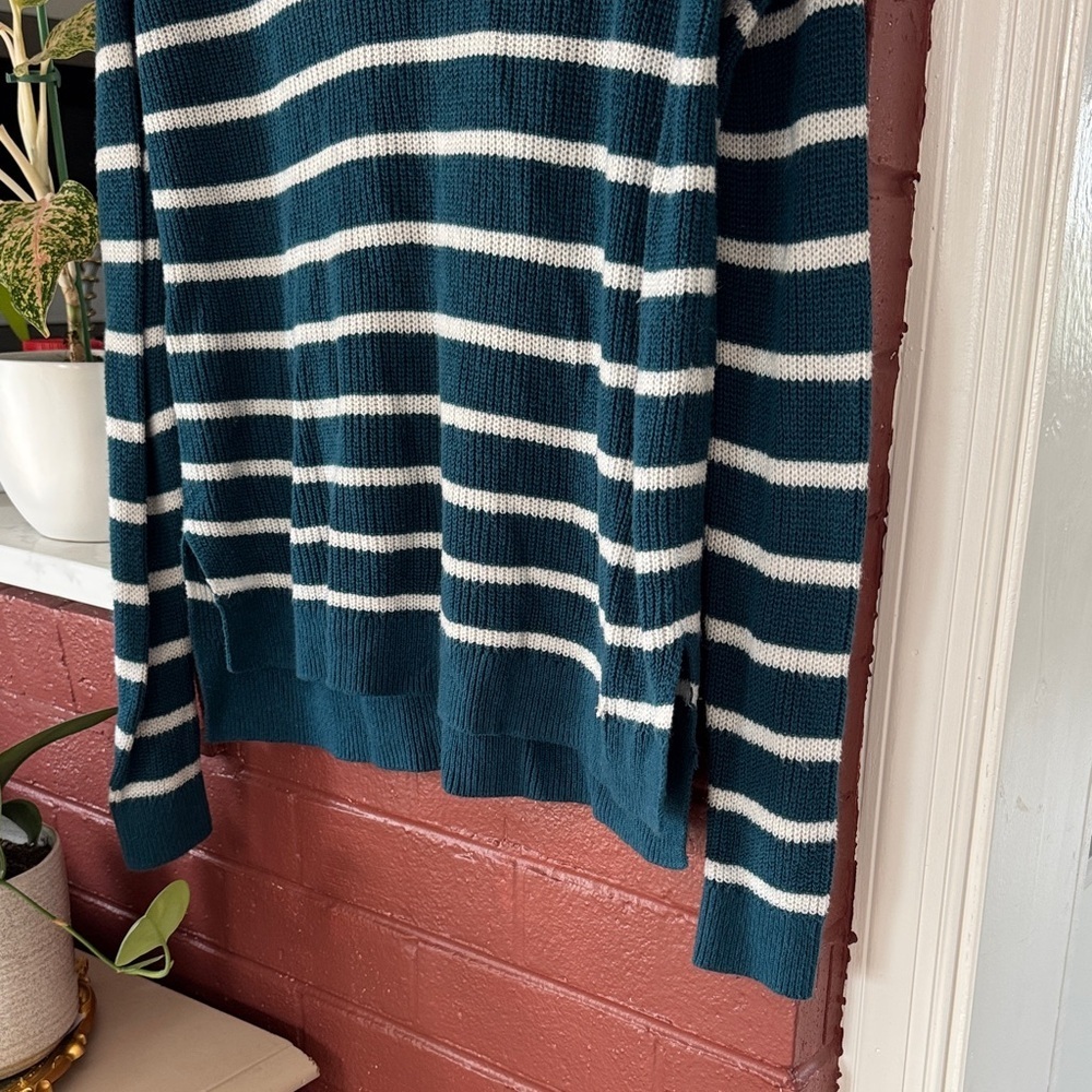 Abercrombie & Fitch Teal and White Striped Knit V-Neck - Picture 5 of 7